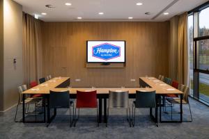 TV a/nebo společenská místnost v ubytování Hampton by Hilton Riga Airport