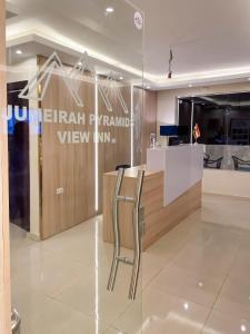 Fuajee või vastuvõtt majutusasutuses Jumeirah pyramids view inn