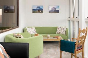 Túnfífill Guesthouse - free hot tub and sauna, cozy and quiet的休息区