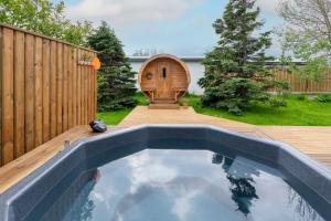 una piscina in un cortile con sauna di Túnfífill Guesthouse - free hot tub and sauna, cozy and quiet a Hvammstangi