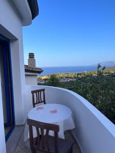 einen Tisch und Stühle auf einem Balkon mit Meerblick in der Unterkunft B&B Easy Wind in Cala Gonone