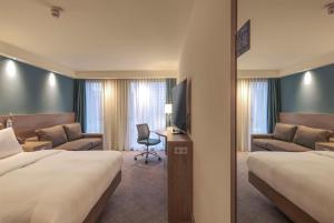 Ein Bett oder Betten in einem Zimmer der Unterkunft Hampton by Hilton Stuttgart City Centre