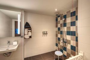Ein Badezimmer in der Unterkunft Hampton by Hilton Stuttgart City Centre