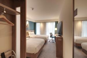 Ein Bett oder Betten in einem Zimmer der Unterkunft Hampton by Hilton Stuttgart City Centre