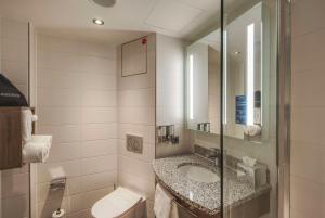 Ein Badezimmer in der Unterkunft Hampton by Hilton Stuttgart City Centre
