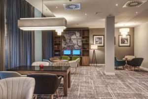 Ein Sitzbereich in der Unterkunft Hampton by Hilton Stuttgart City Centre