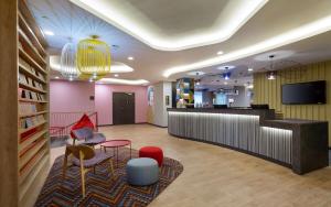 een lobby met een bar met stoelen en een bar bij Hampton By Hilton Moscow Rogozhsky Val in Moskou