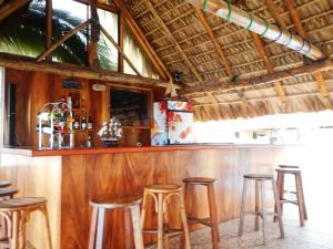 Lounge o bar area sa Punta Roca Surf Resort