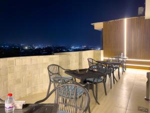 Rõdu või terrass majutusasutuses Jumeirah pyramids view inn