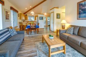 een woonkamer met een bank en een tafel bij Resort-Style Klamath Falls Home, Golf Course View! in Klamath Falls