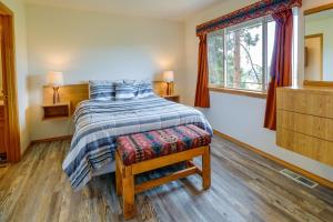 una camera da letto con un letto e una finestra di Resort-Style Klamath Falls Home, Golf Course View! a Klamath Falls