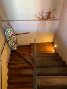 a set of stairs with an umbrella on the wall at Pousada Praeros in Rifaina