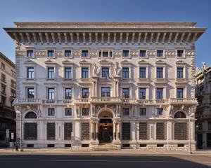 een groot wit gebouw aan een stadsstraat bij DoubleTree By Hilton Trieste in Trieste