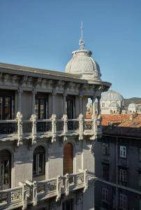 um edifício com uma varanda no topo de um edifício em DoubleTree By Hilton Trieste em Trieste