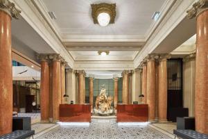 een lobby met een standbeeld in het midden van een gebouw bij DoubleTree By Hilton Trieste in Trieste