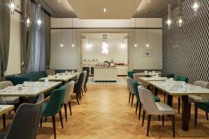 Een restaurant of ander eetgelegenheid bij DoubleTree By Hilton Trieste
