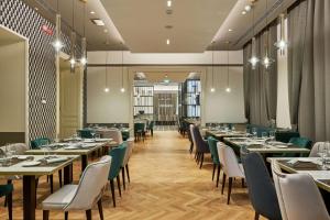 Een restaurant of ander eetgelegenheid bij DoubleTree By Hilton Trieste