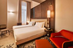 Een bed of bedden in een kamer bij DoubleTree By Hilton Trieste