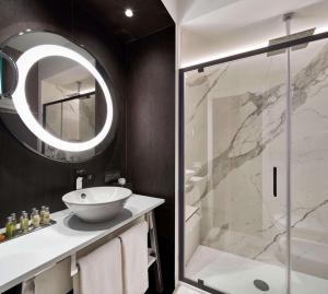 Een badkamer bij DoubleTree By Hilton Trieste