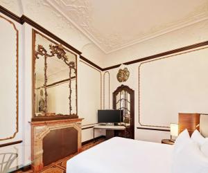 Een bed of bedden in een kamer bij DoubleTree By Hilton Trieste