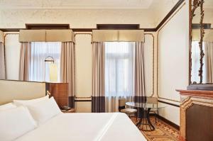 Een bed of bedden in een kamer bij DoubleTree By Hilton Trieste