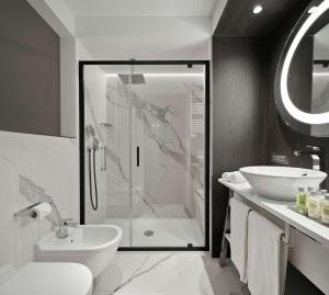 Een badkamer bij DoubleTree By Hilton Trieste