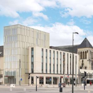 un gran edificio blanco en una calle de la ciudad en Hampton by Hilton Tours Centre, France, en Tours