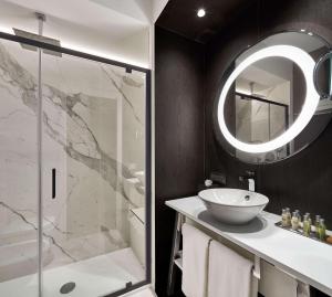 Een badkamer bij DoubleTree By Hilton Trieste