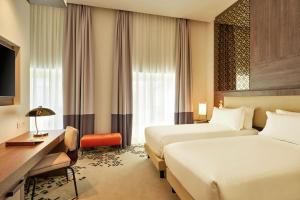 Een bed of bedden in een kamer bij DoubleTree By Hilton Trieste