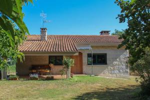 a small house with a patio in the yard at Casa AsCampinas in Ourense