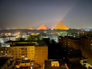 Linna Kairo üldine vaade või majutusasutusest Jumeirah pyramids view inn pildistatud vaade