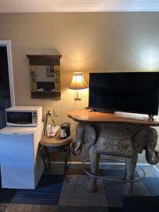 Zimmer mit einem Tisch und einem Laptop darüber in der Unterkunft Sportsman's Lodge in Fairfield Bay
