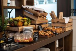 un comptoir avec un bouquet de différents types de denrées alimentaires dans l'établissement Hilton Garden Inn Vilnius City Centre, à Vilnius 59 autres photos