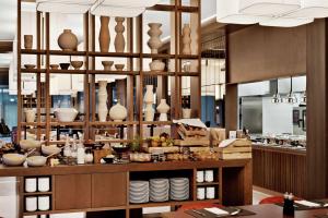 une cuisine avec beaucoup de vases et de bols exposés dans l'établissement Hilton Garden Inn Vilnius City Centre, à Vilnius
