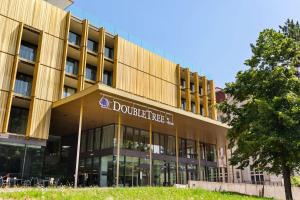 Doubletree by Hilton Vienna Schonbrunn في فيينا: مبنى عليه علامة dudlyvelt