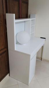 een witte kast met een toilet in een kamer bij شقة مفروشة للكراء اليومي في الناظور ليلى in Selouane