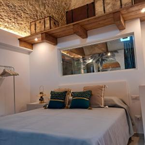 a bedroom with a bed in a room at CAIETA Housing in Gaeta