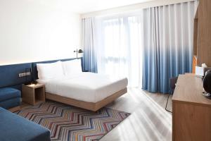 维也纳Hampton By Hilton Vienna Messe的配有床和沙发的酒店房间