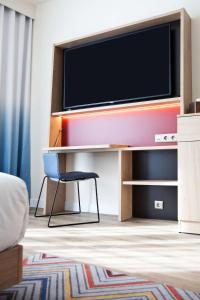 Hampton By Hilton Vienna Messe的电视和/或娱乐中心