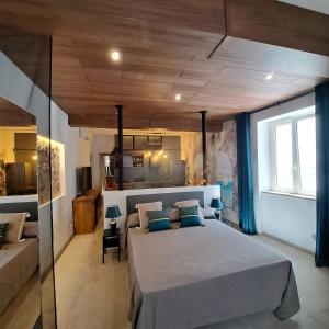 CAIETA Housing客房内的一张或多张床位
