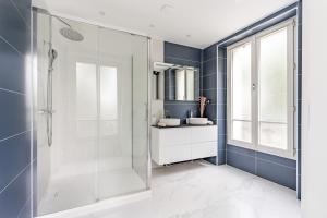 een badkamer met een glazen douche en een wastafel bij SUCY in Chennevières-sur-Marne