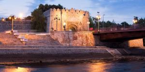 een kasteel met trappen en een brug over een rivier bij Dream Home Nis in Niš