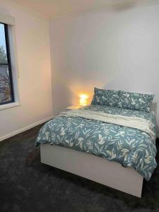 una camera da letto con un letto con una lampada sopra di Milton House, Hamilton a Hamilton