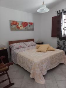 een slaapkamer met een bed met 2 kussens erop bij Chicchiritanos in Monti