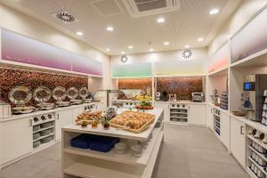 eine Bäckerei mit vielen verschiedenen Arten von Gebäck vorhanden in der Unterkunft Hampton By Hilton Hamburg City Centre in Hamburg