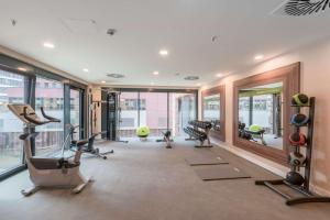 un gimnasio con cintas de correr y equipos de ejercicio en un edificio en Hampton By Hilton Hamburg City Centre, en Hamburgo