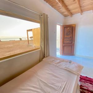 Cama en habitación con ventana en New Droub Camp en Nuweiba