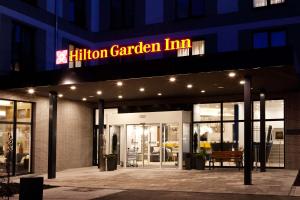 una locanda con giardino e cucina illuminata di notte di Hilton Garden Inn Munich Messe a Feldkirchen