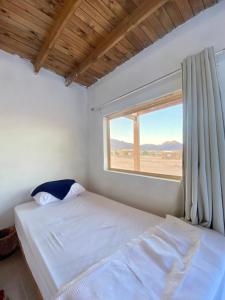 een slaapkamer met 2 bedden en een raam bij New Droub Camp in Nuweiba