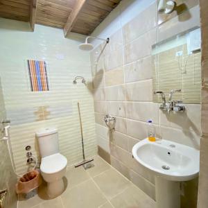 een badkamer met een toilet en een wastafel bij New Droub Camp in Nuweiba